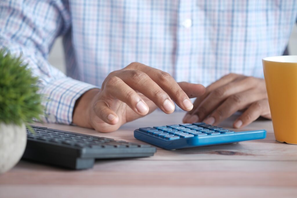 accountant-using-calculators