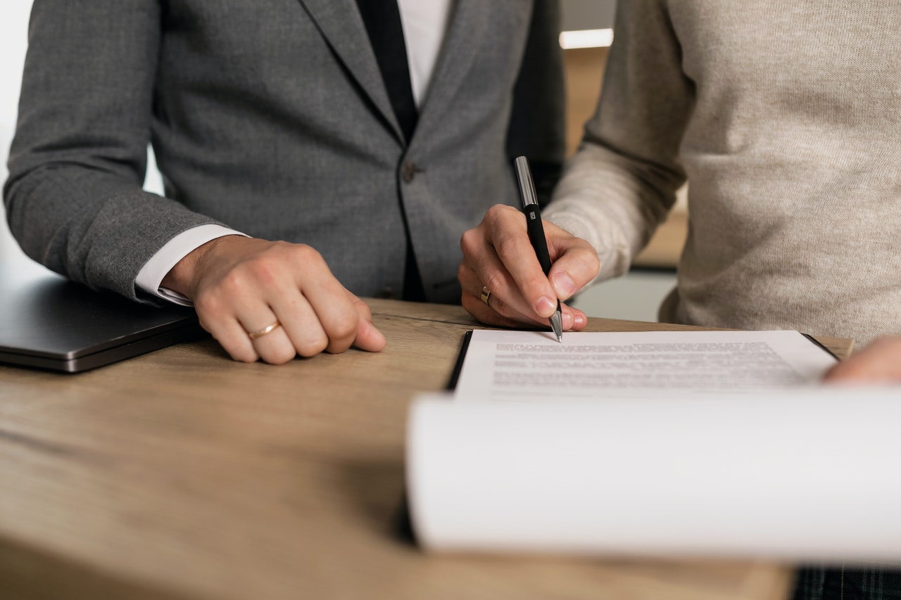 solicitor-and-buyer-signing-contract